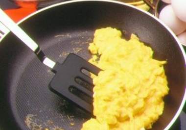teach you how to cook an egg while singing the song of your choice in a funny tone big1